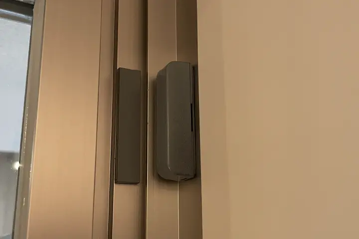 異常を感知・通報する防犯センサー